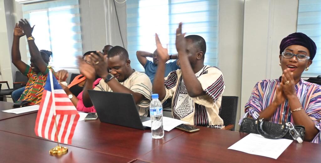 Cross-section of graduates applauding mentors at the graduation ceremony of Liberia FETP Executive Cohort 3